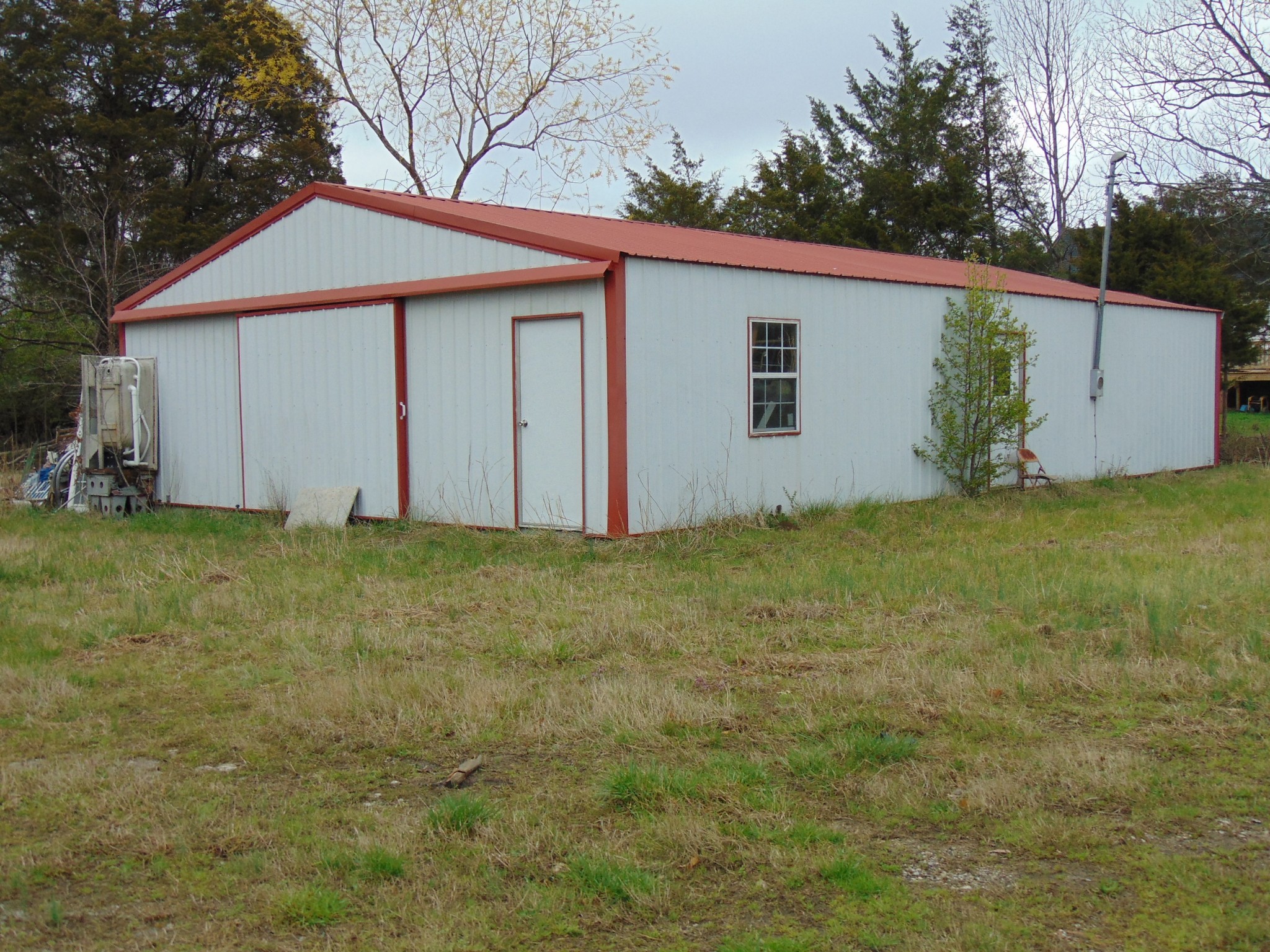 a view of a house with backyard and trees