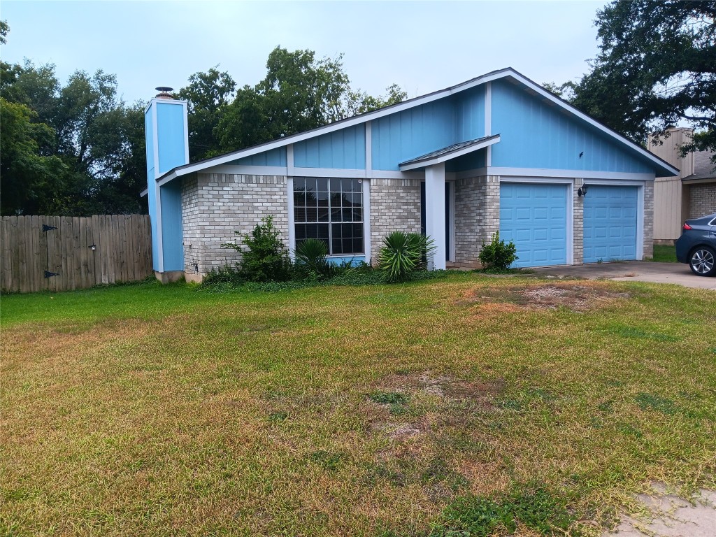 a view of a yard in front of house