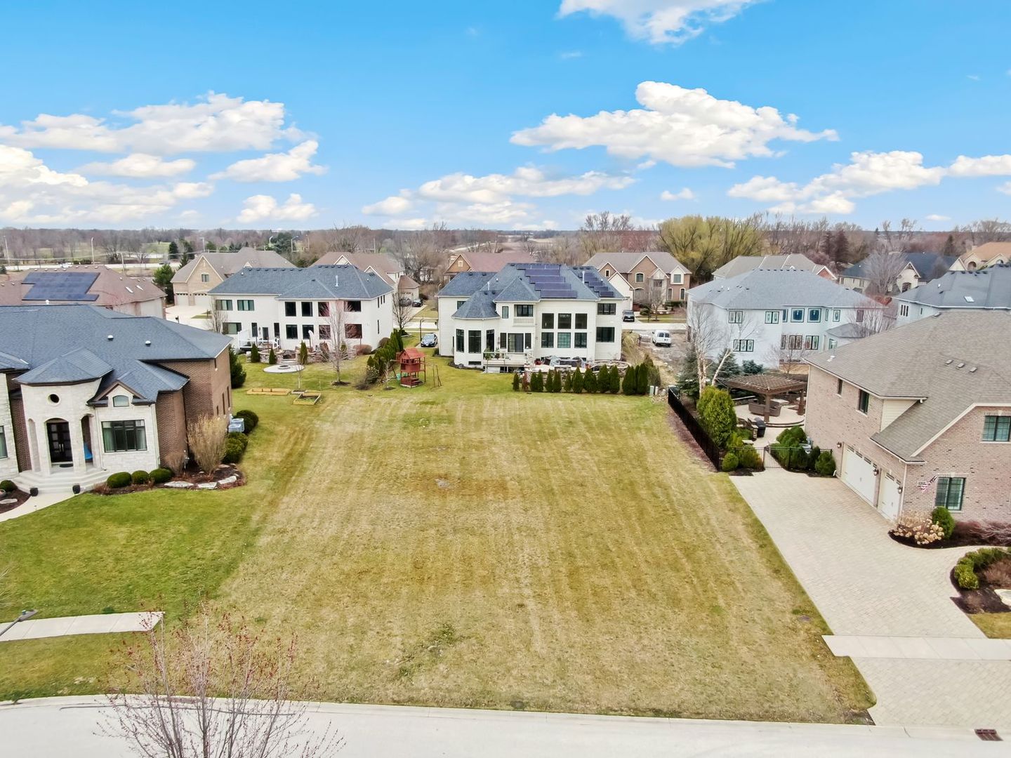 a view of residential houses with yard