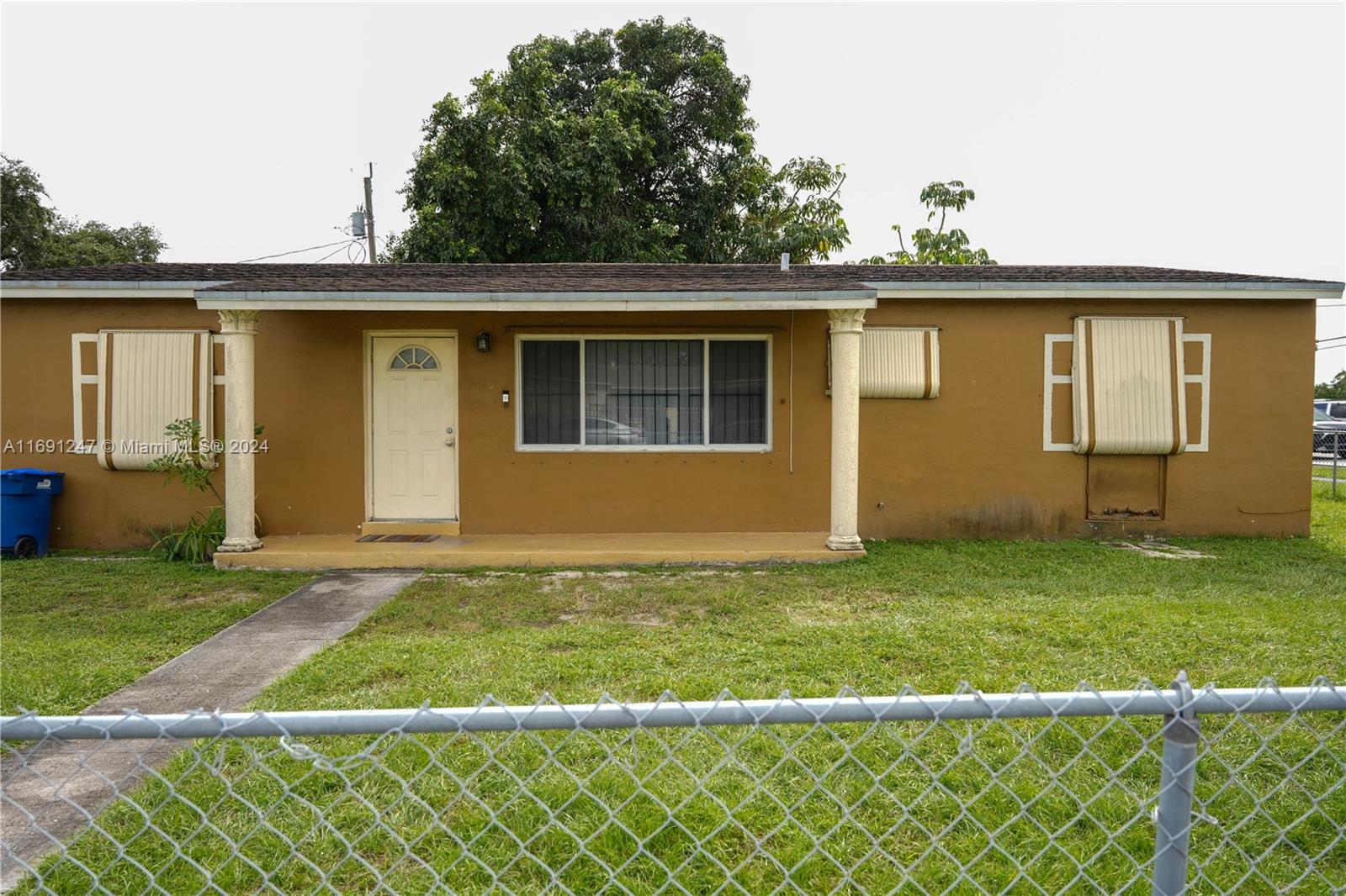 a view of a house with backyard and garden