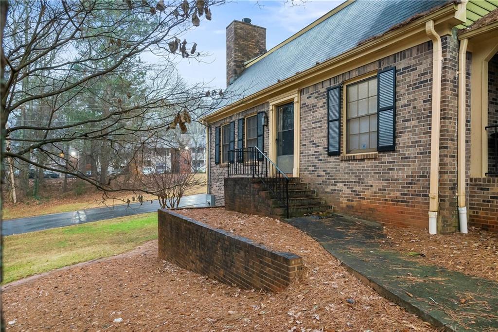 a view of a house with a yard