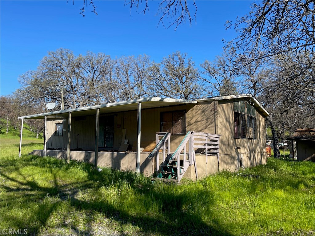 a view of a back yard of the house