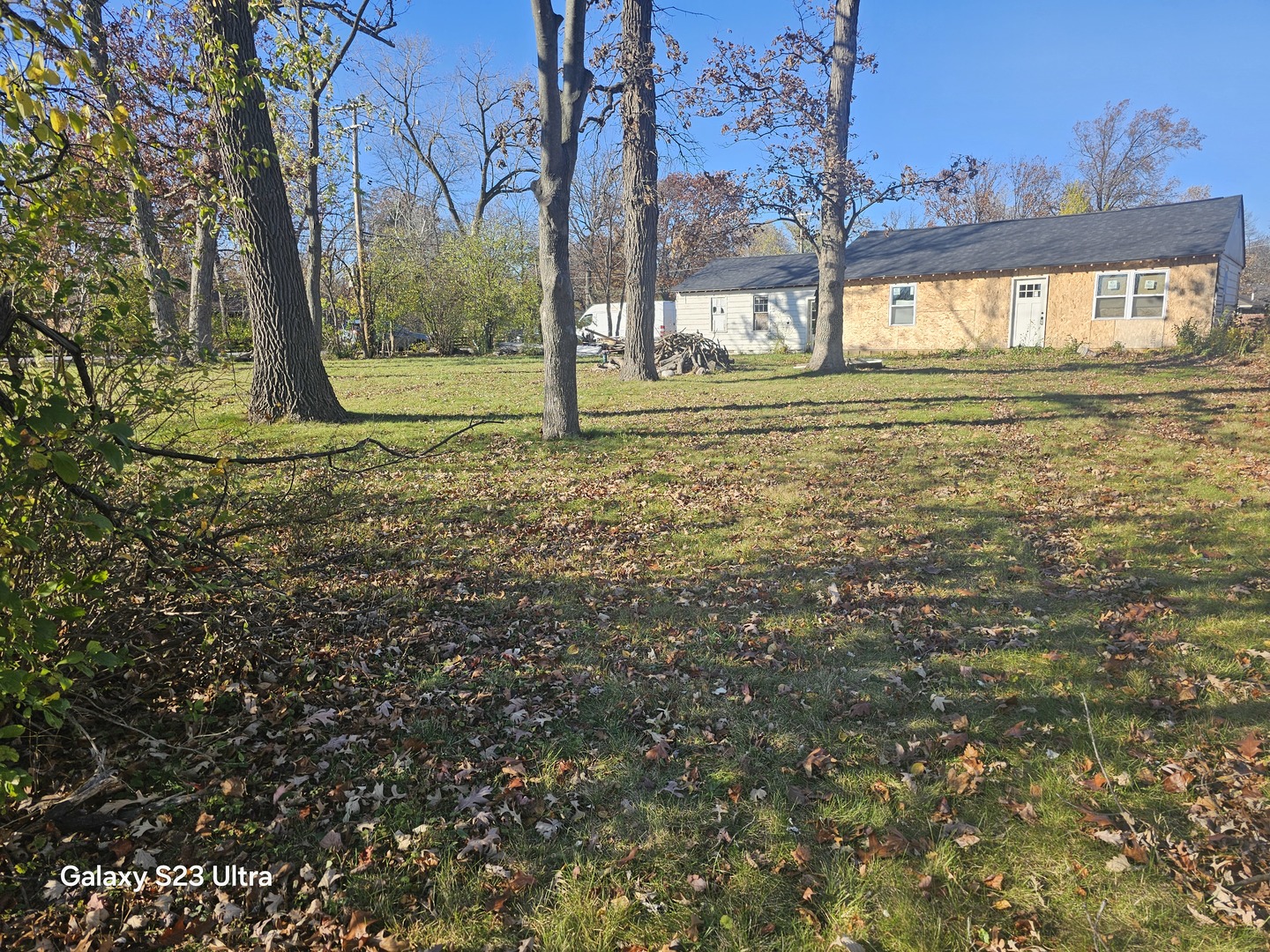 a view of a yard with a house