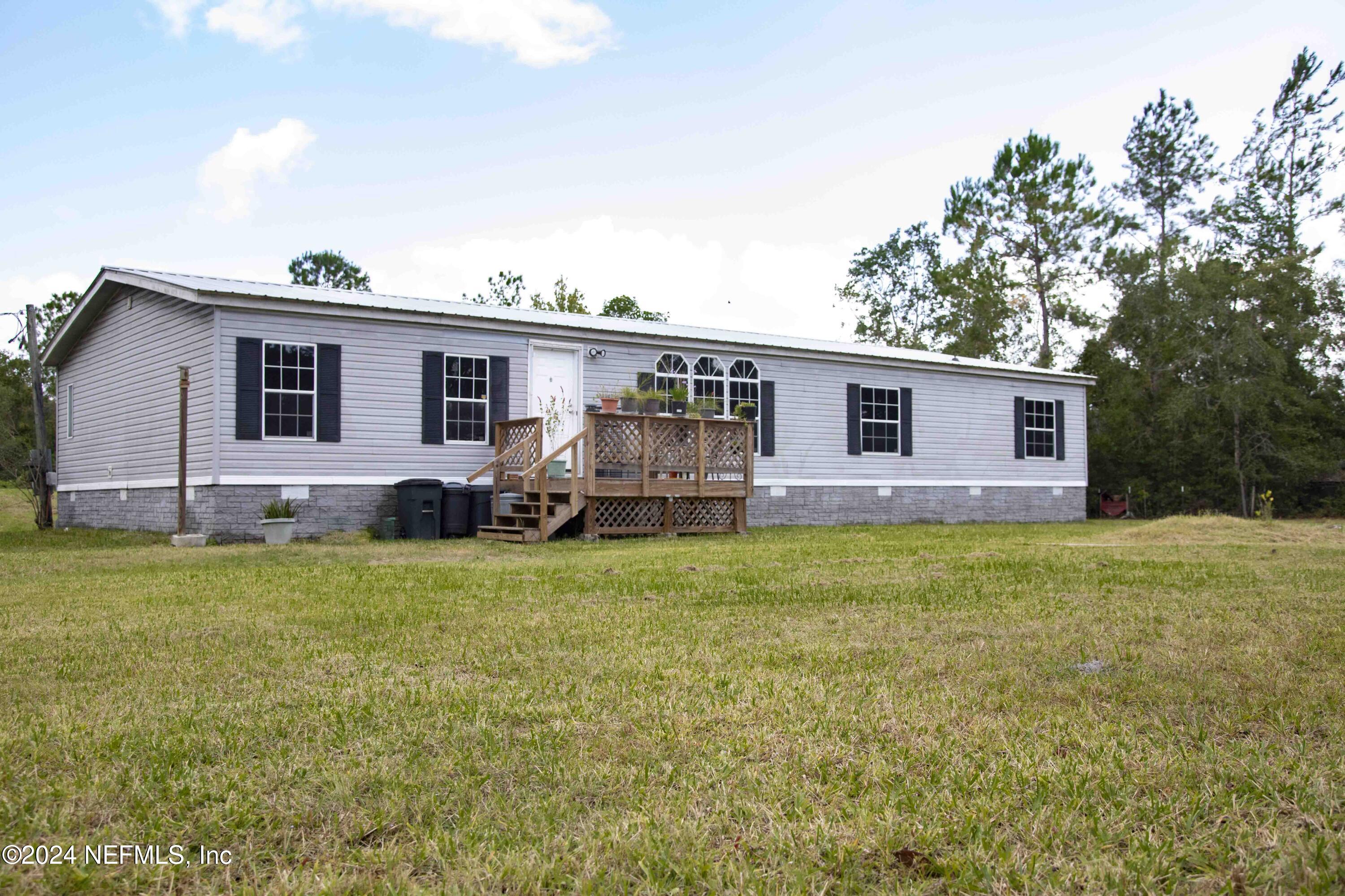 a view of a house with backyard and garden