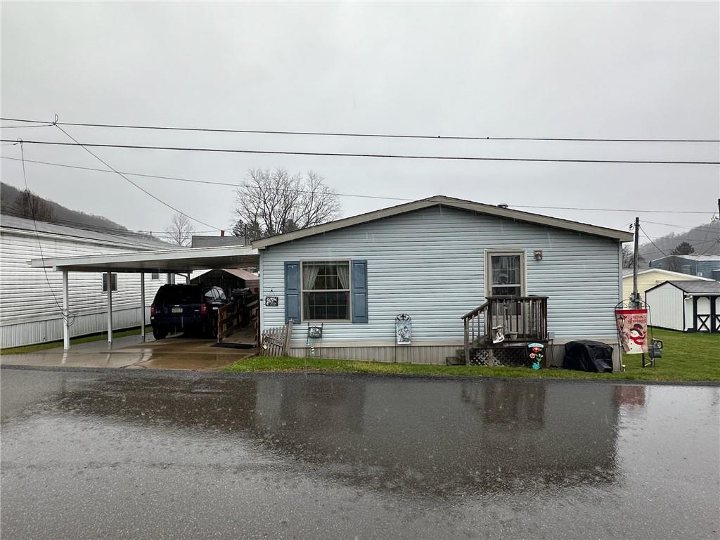 a view of a house with backyard