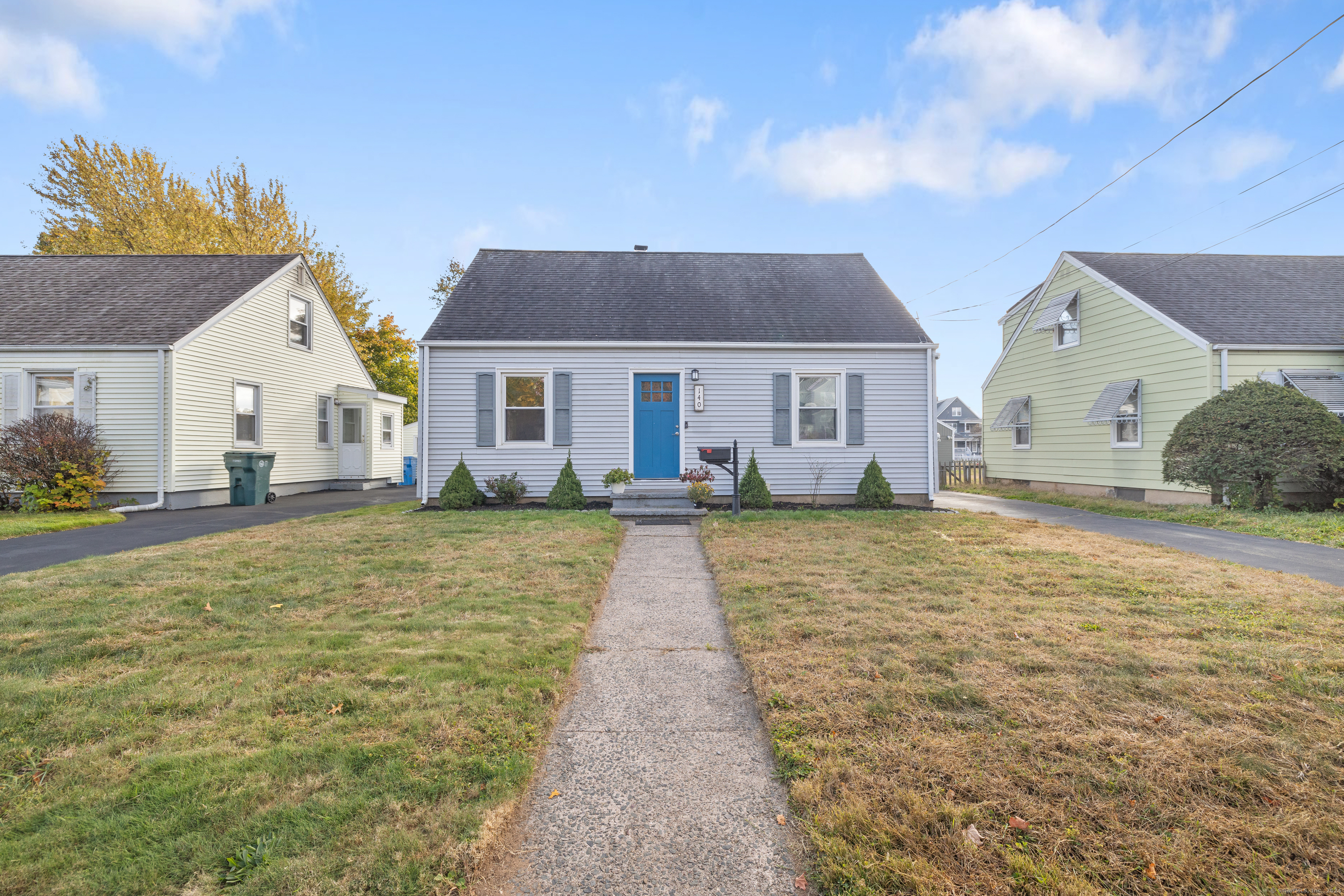 a view of a house with backyard