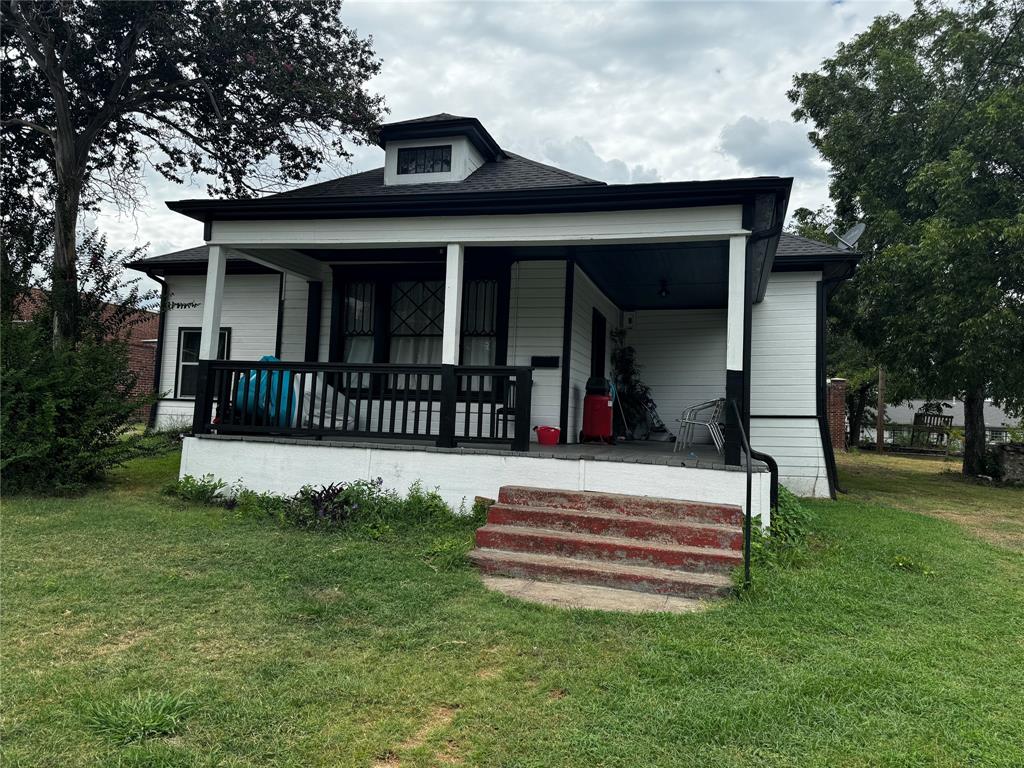 a view of a house with a yard