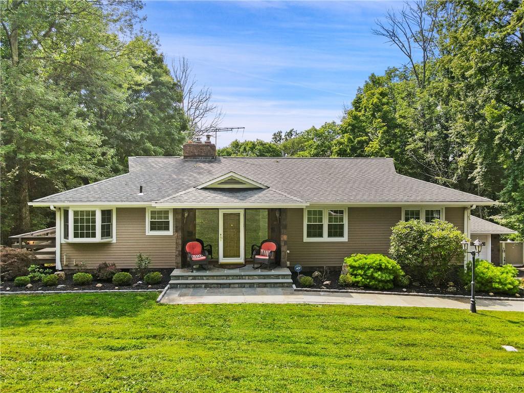 Ranch-style house featuring a front yard