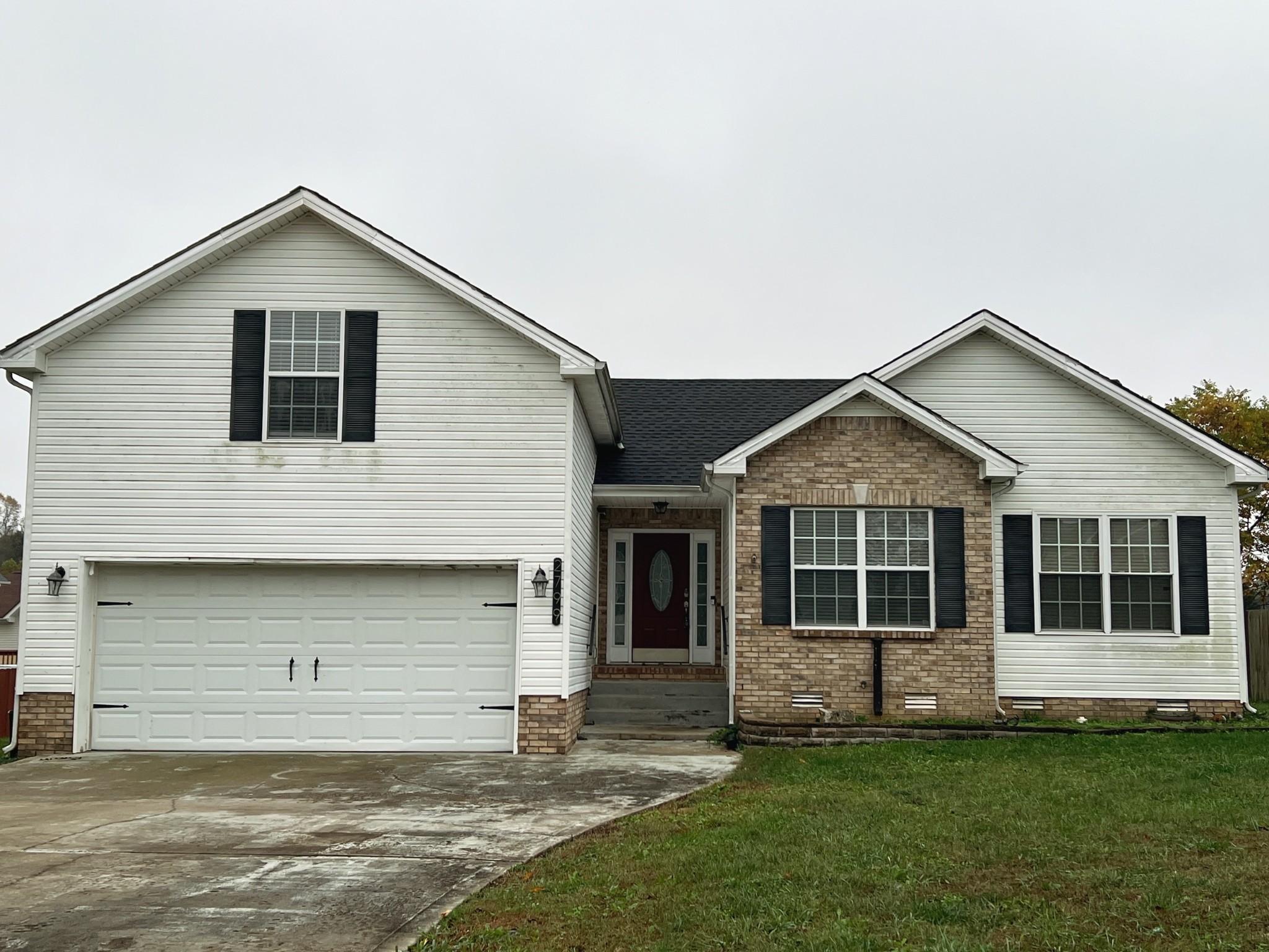 a view of a house with a yard