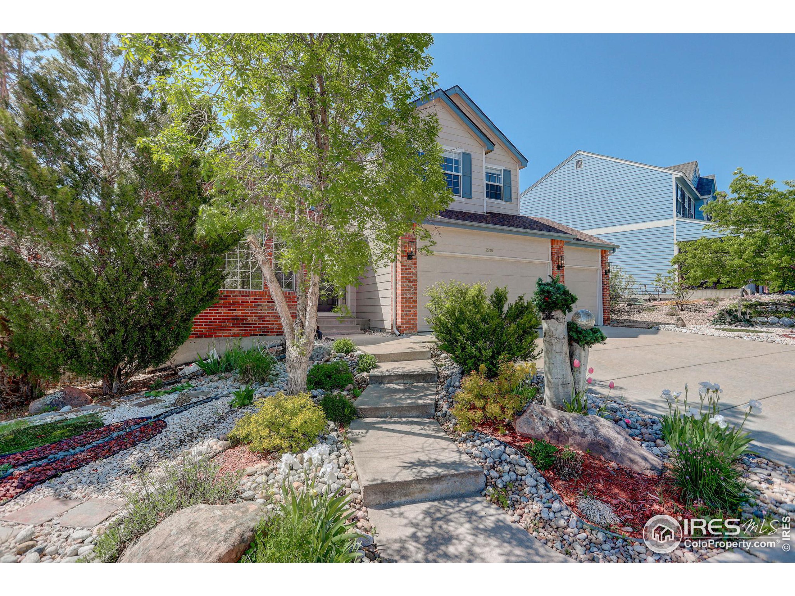 a view of a house with a yard and plants