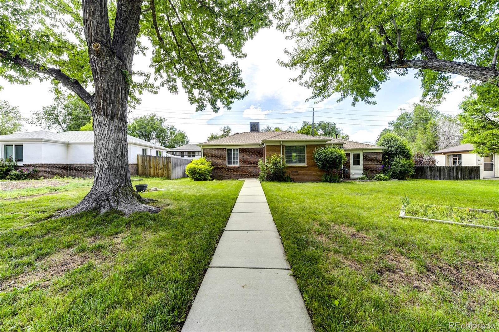 a view of a house with a yard