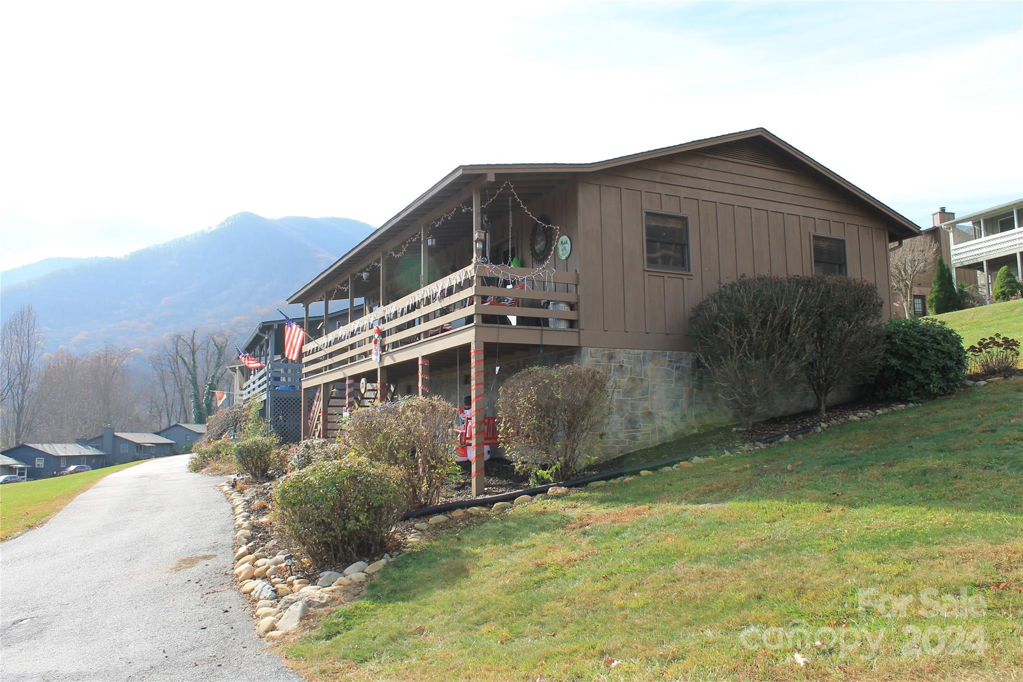 a view of a house with a yard