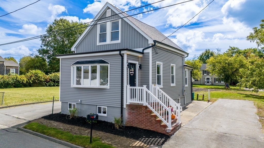 a view of a house with a yard