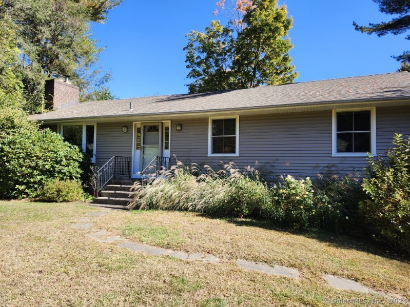 a view of a house with a yard