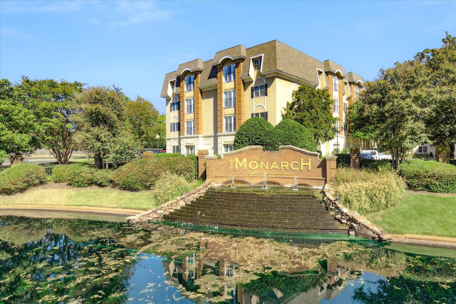 Sought-after luxury condominium in the heart of East Memphis