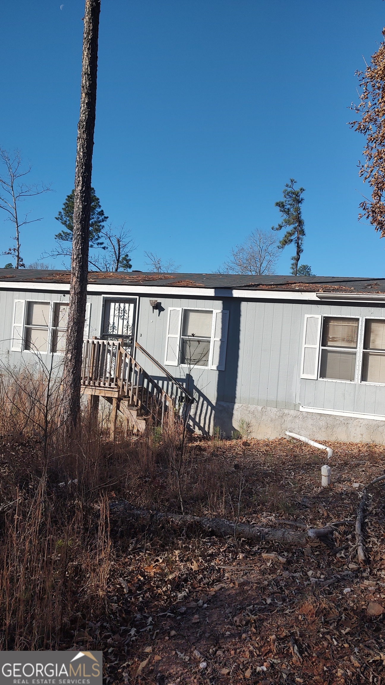 a view of a house with backyard and porch