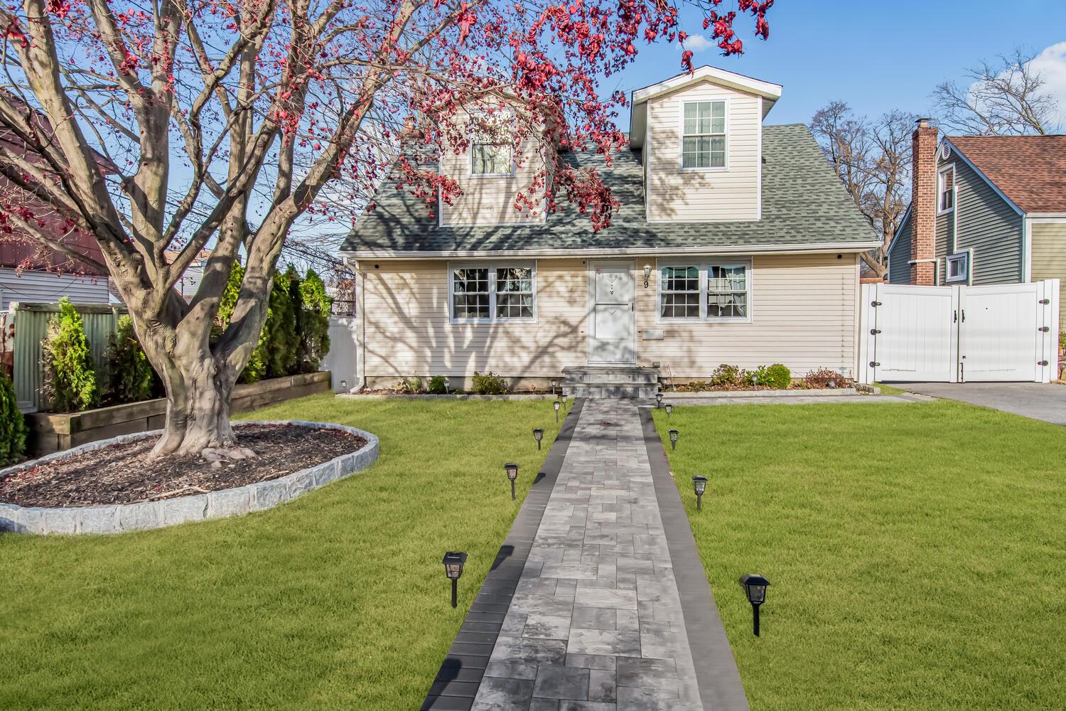 View of front of property featuring a front yard