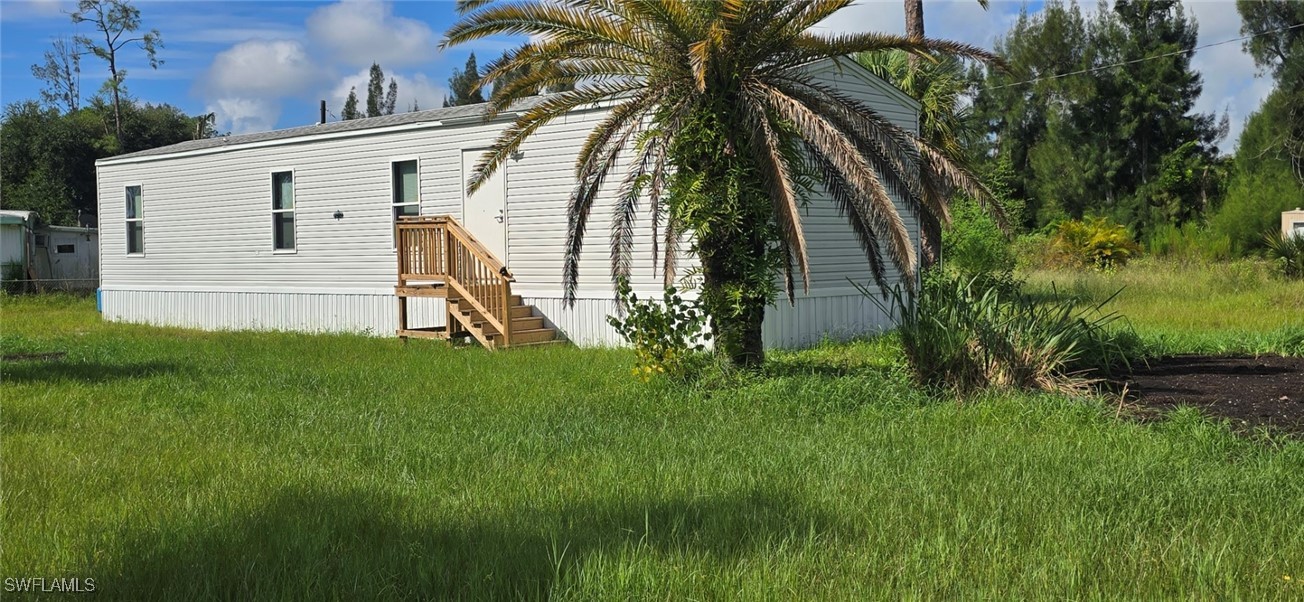 a view of a house with a backyard