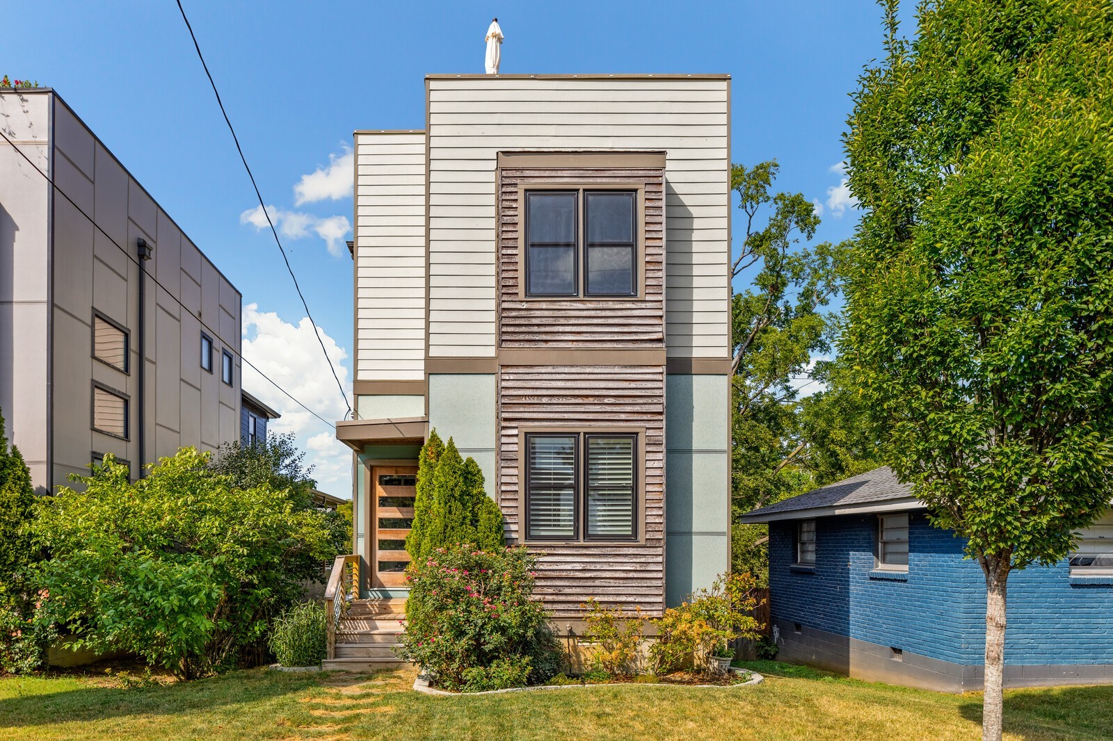 a view of a house with a yard