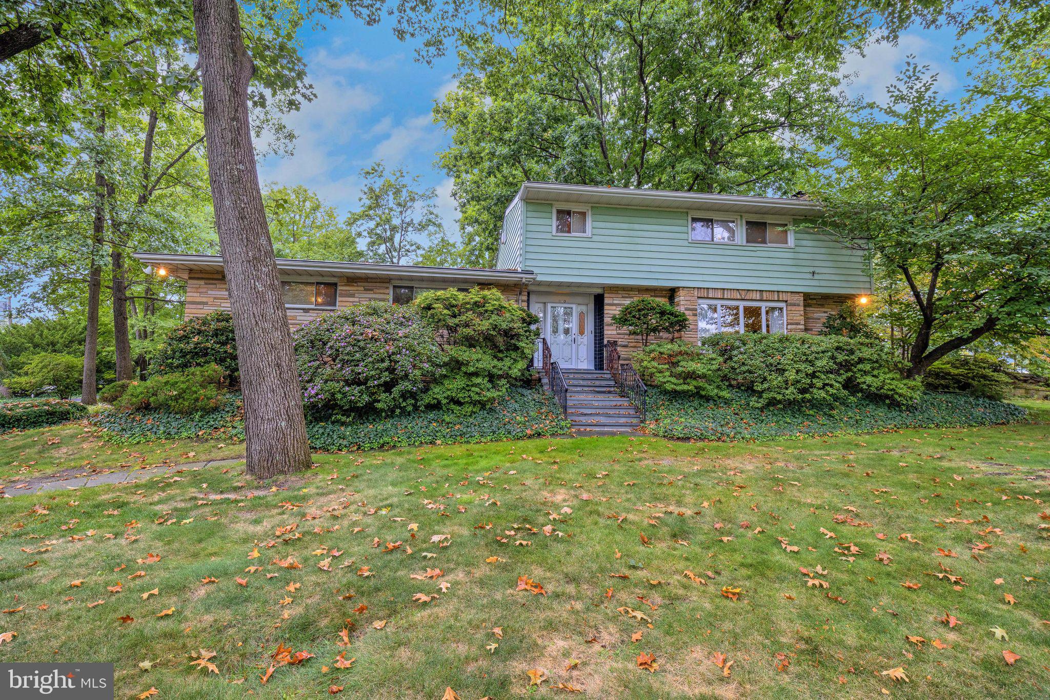 a view of a house with backyard and garden