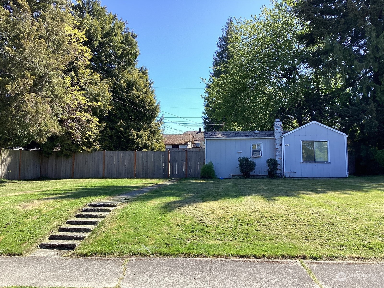 a view of a back yard