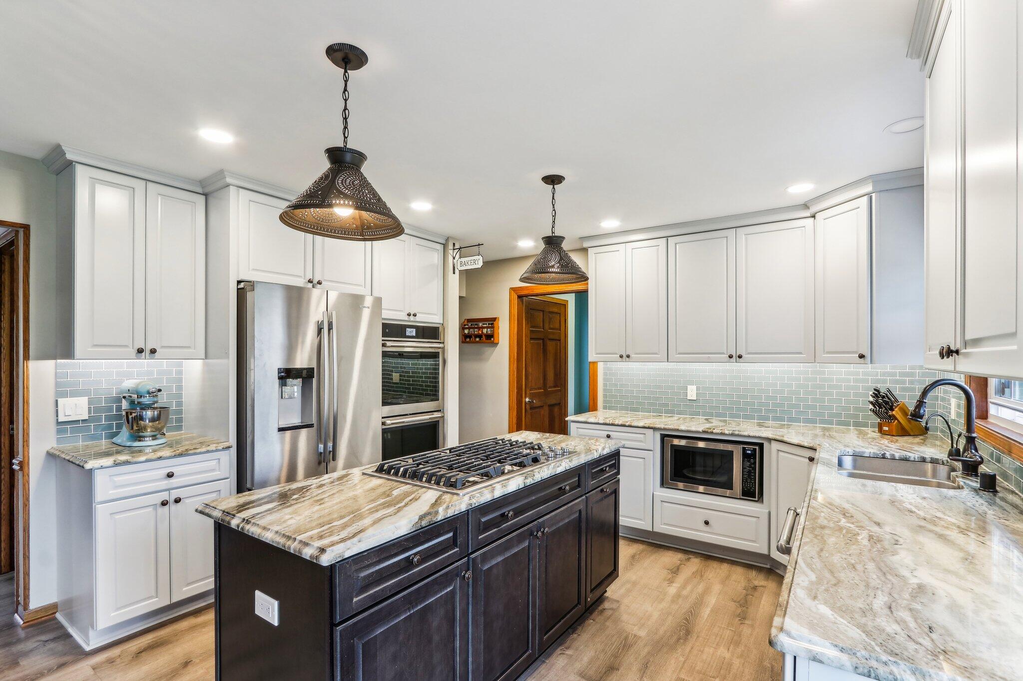 Kitchen Island w/quartz countertops