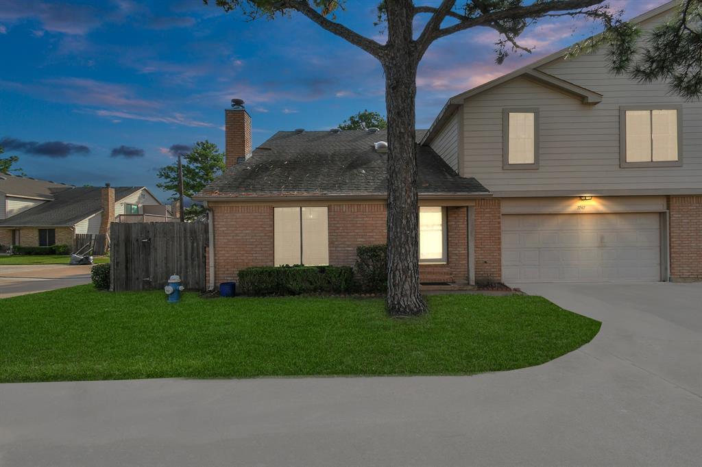 a view of a yard in front of house