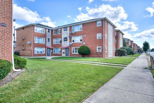 $154,900 | 6952 West 65th Street, Unit 1A | Clearing