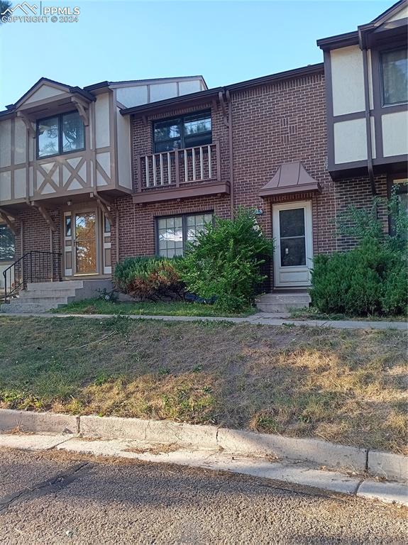 Townhome / multi-family property featuring a front lawn