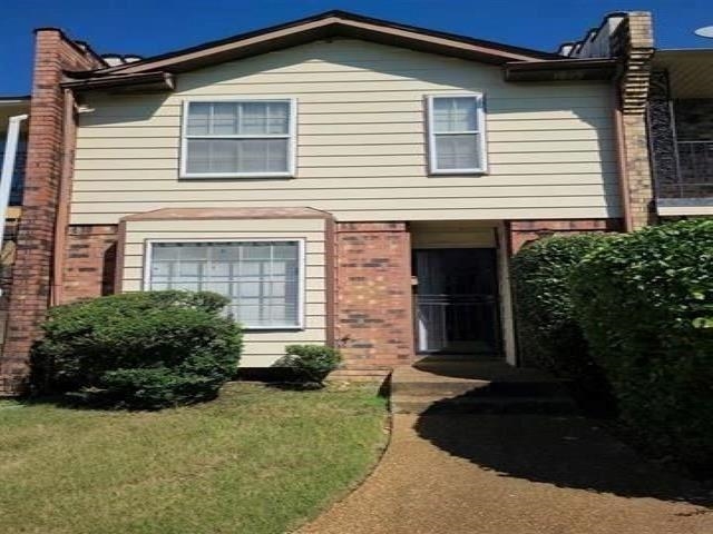 View of front facade with a front yard