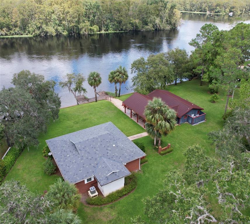 an aerial view of a house having yard and a lake view