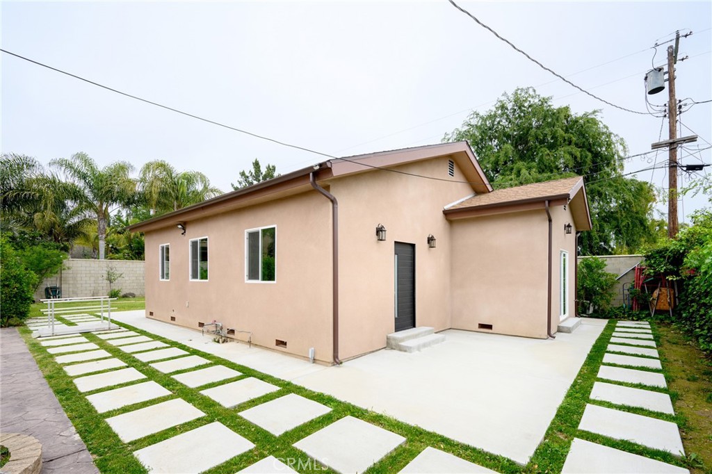 a view of a house with a yard and plants