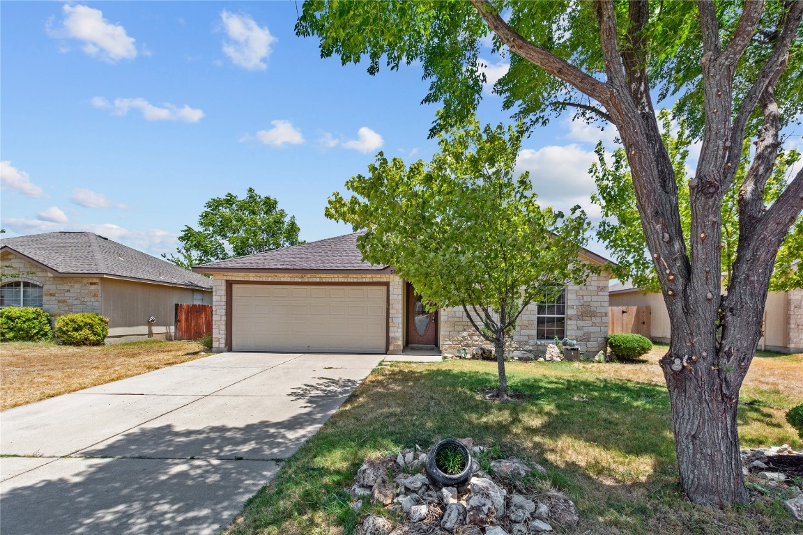 Great 3 bedroom, 2 bath home in Sonterra subdivision in Jarrell.   Cut through to neighborhood pool at end of cul-de-sac.