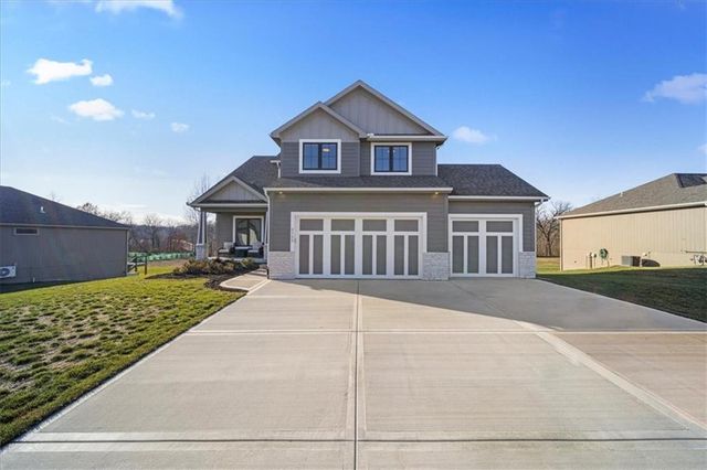 $580,000 | 2122 Crooked Creek Drive | Kearney