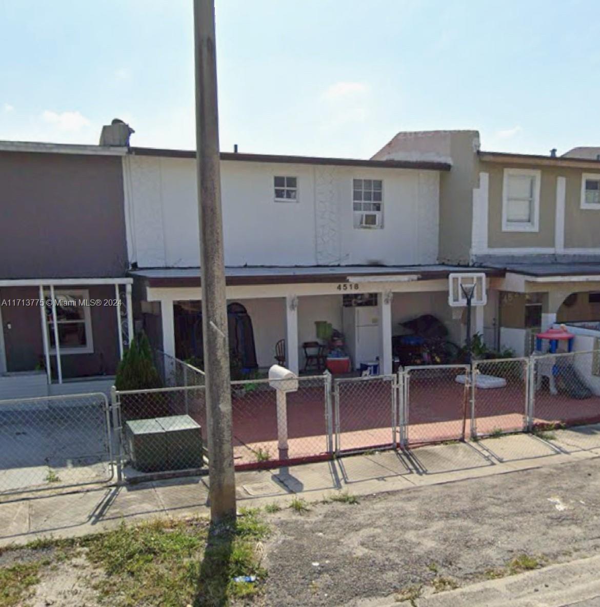 a view of a house with backyard