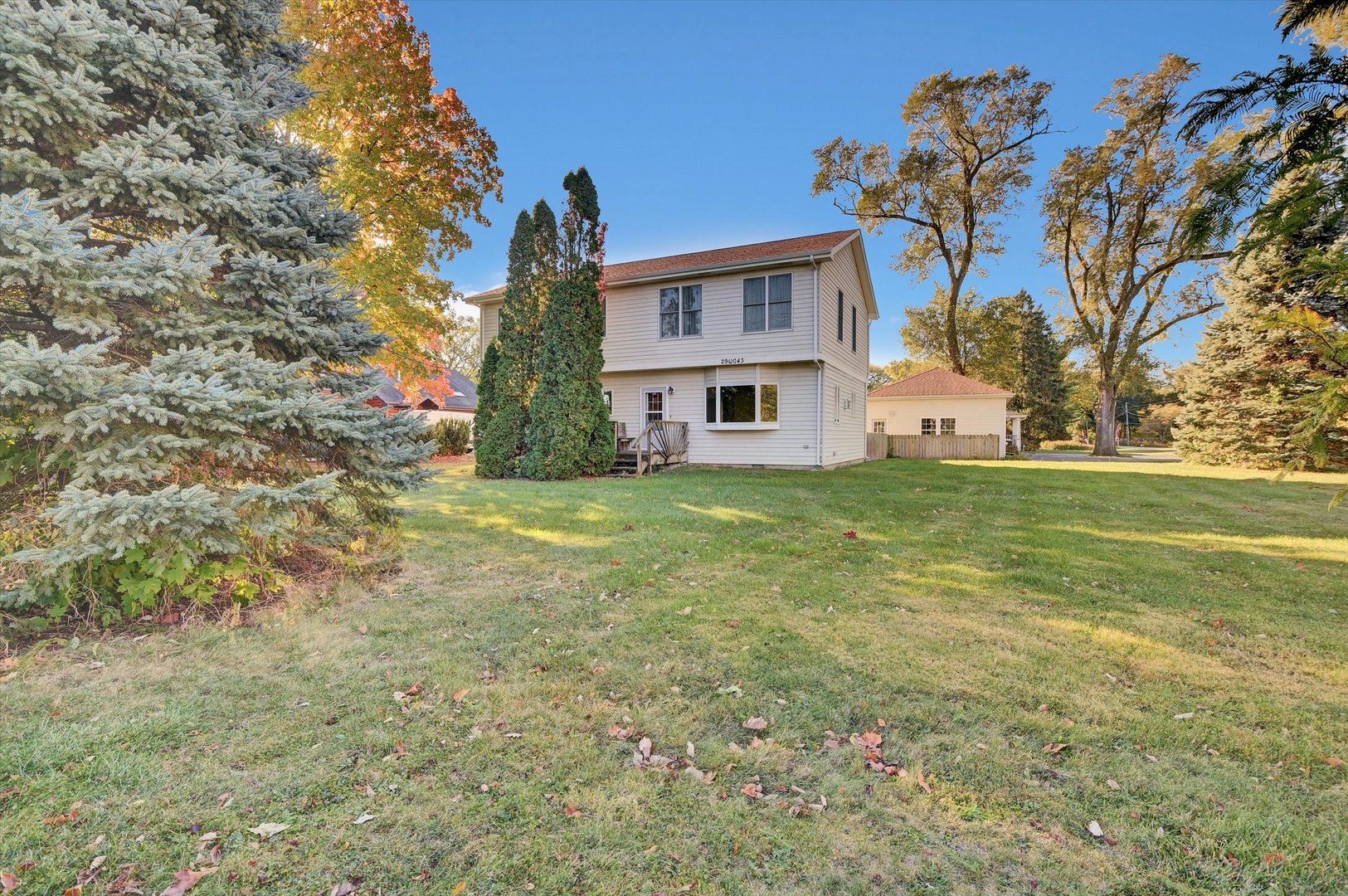 a view of a house with a yard