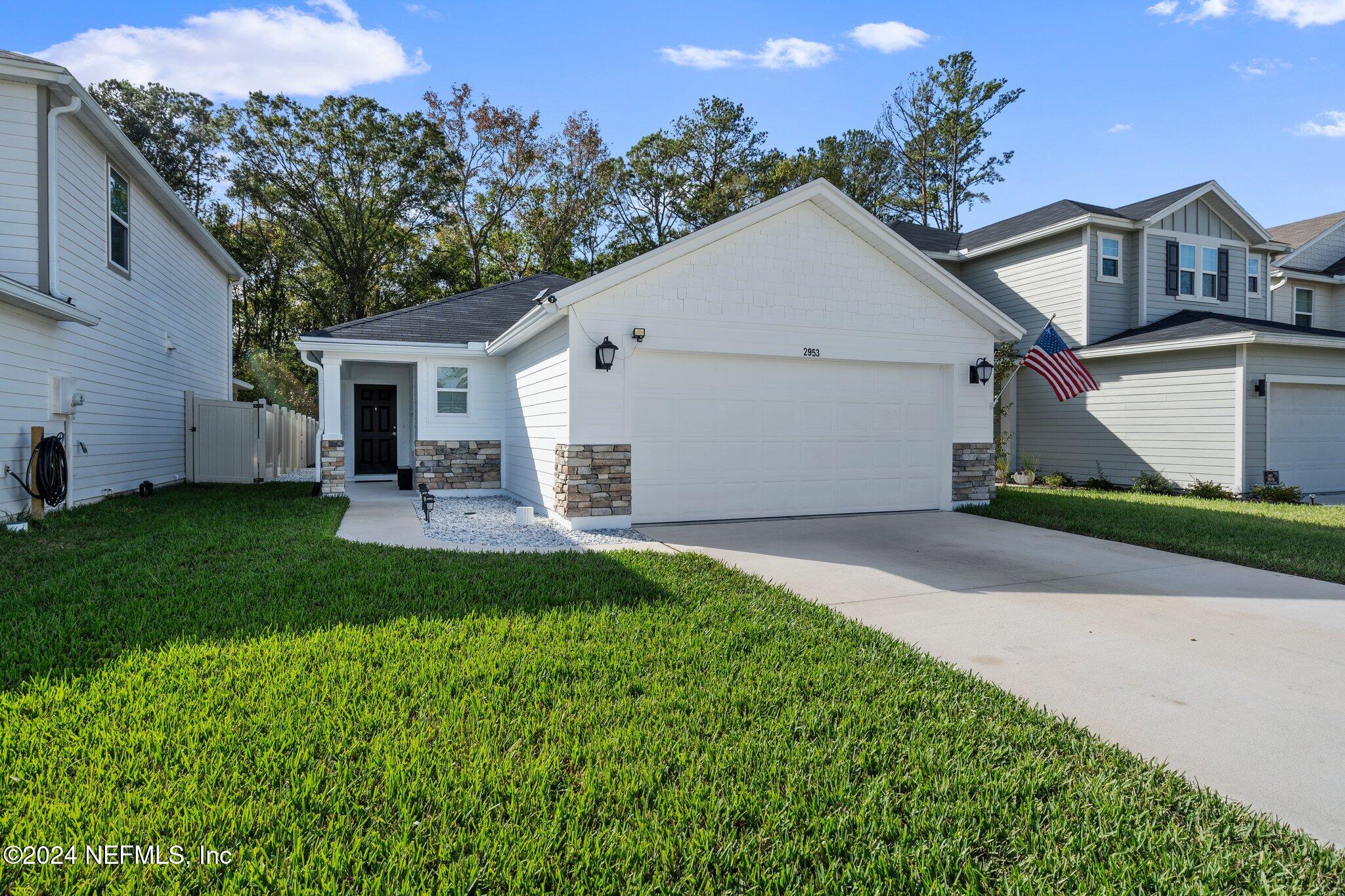 a view of a yard in front of house