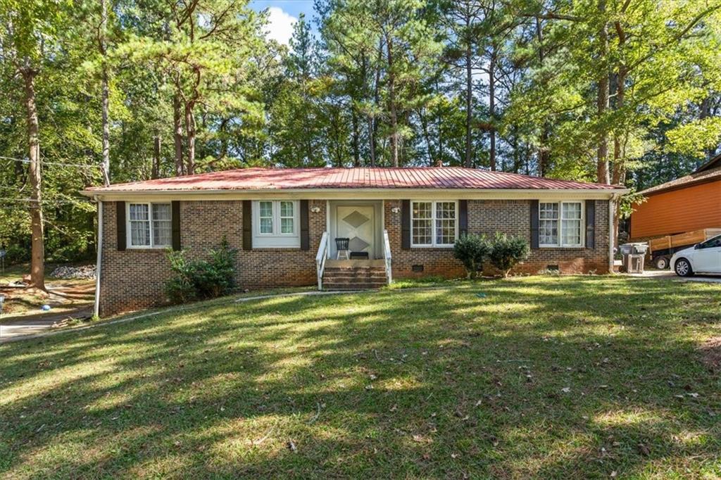 a view of a house with a backyard