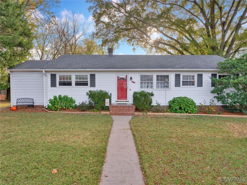 Ranch-style house with a front yard