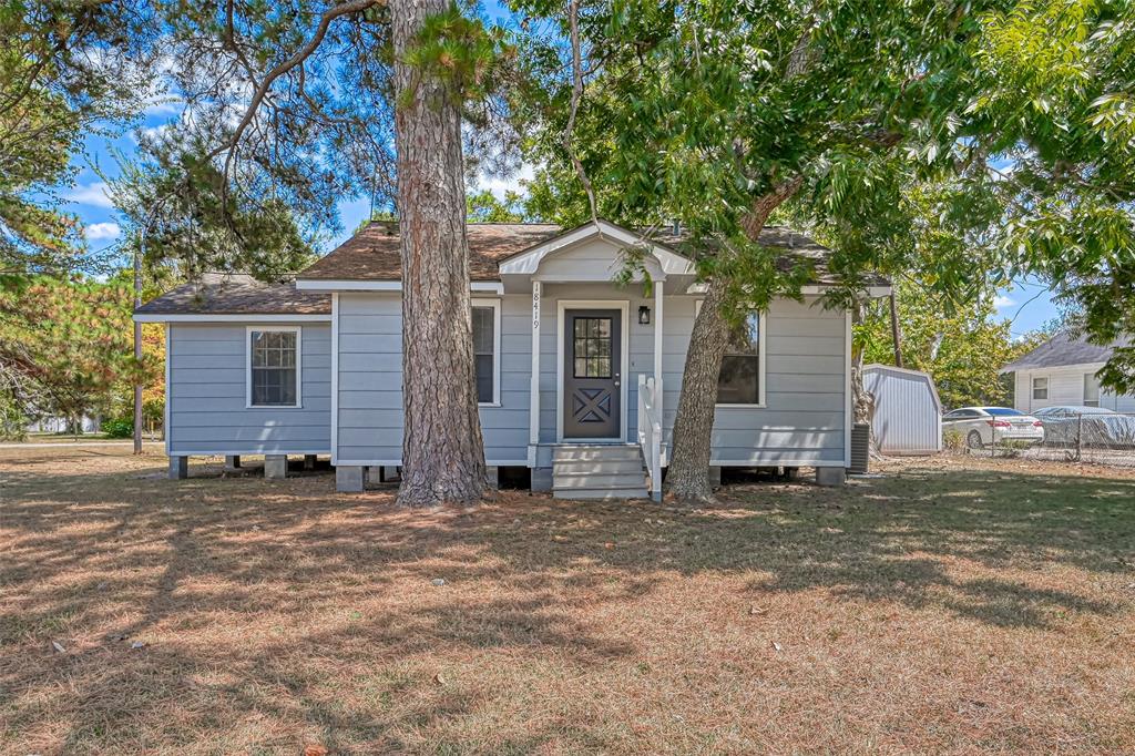 a view of a house with a yard