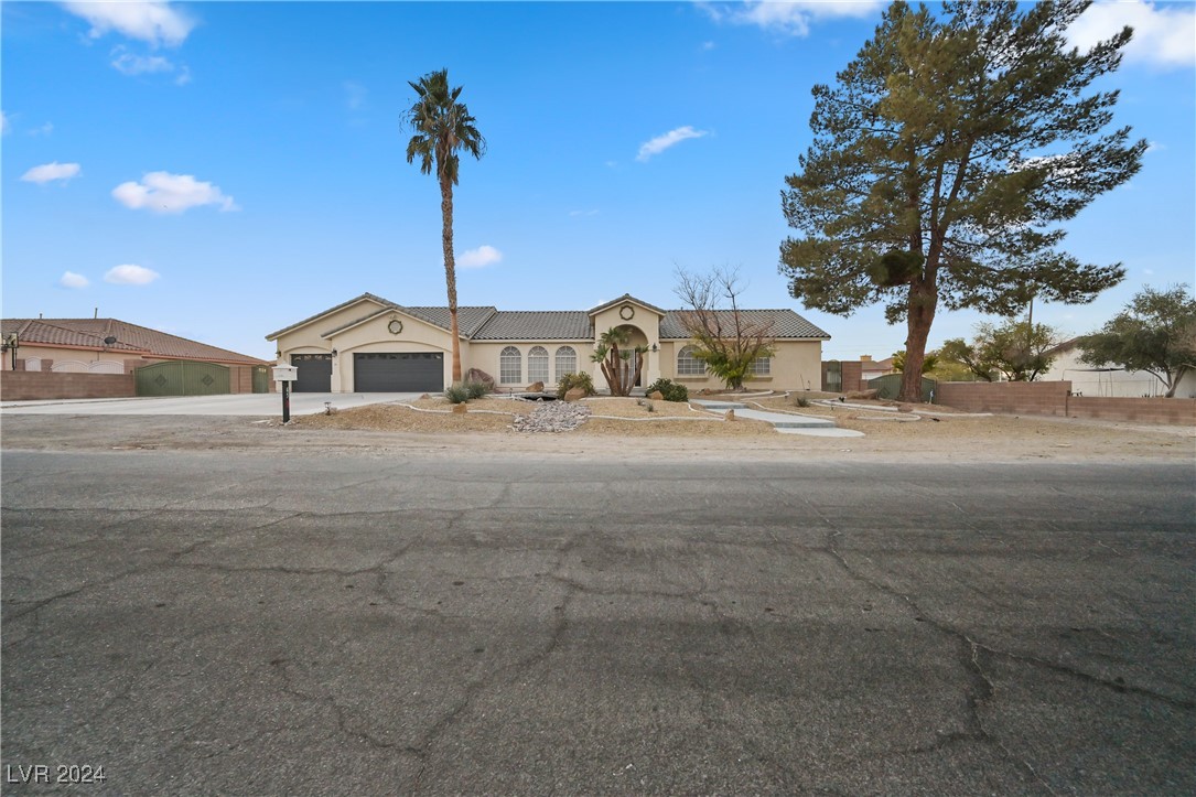 Front View of the House with Mulitpal RV Parking