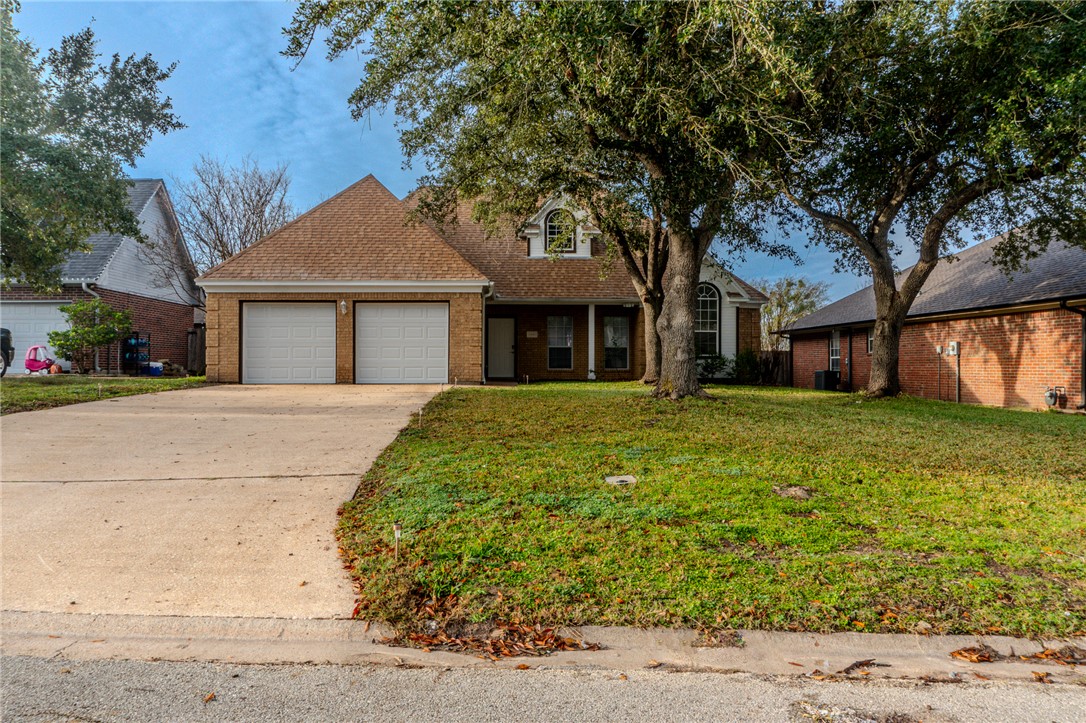 View of front of house featuring a front yard and