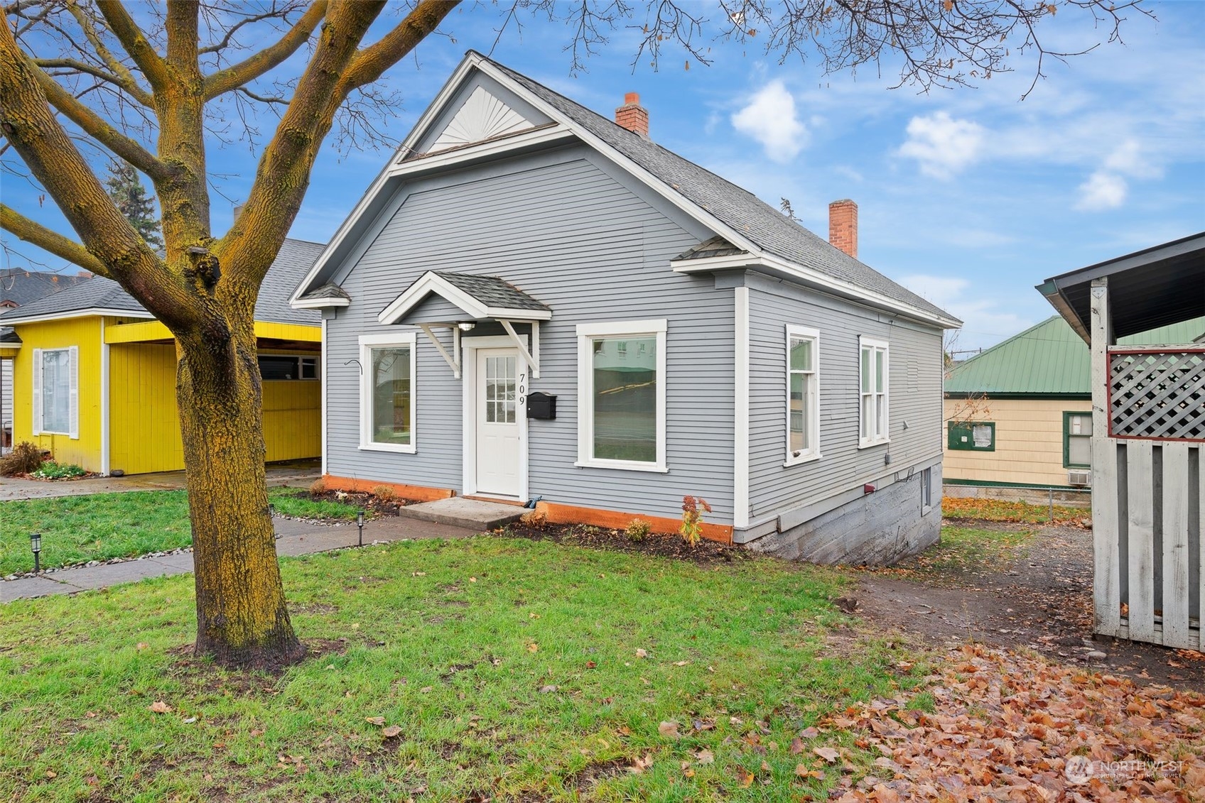 a view of a house with backyard and garden