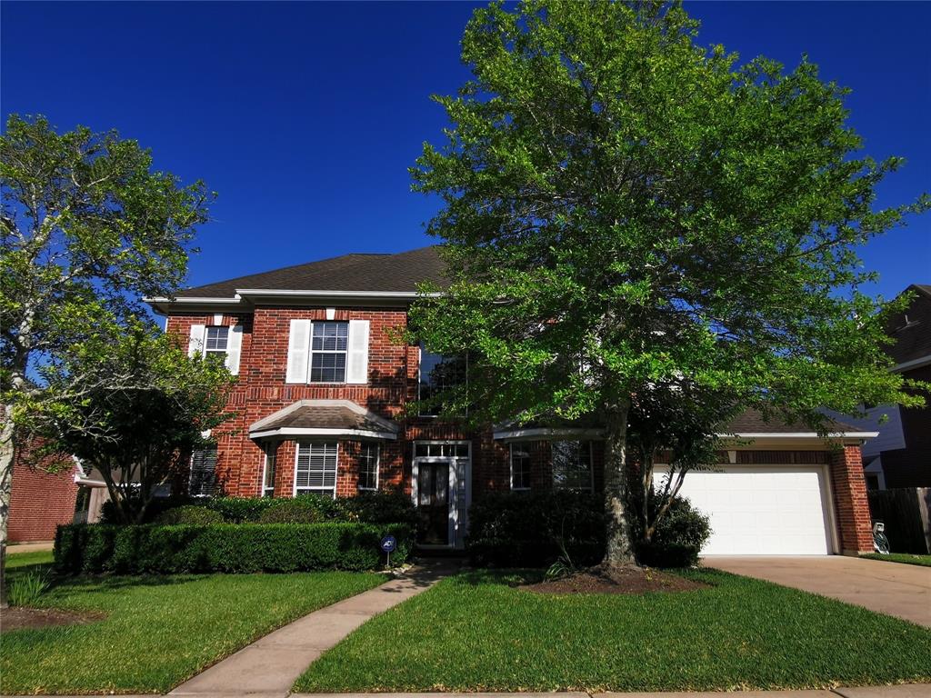 a view of house with a yard