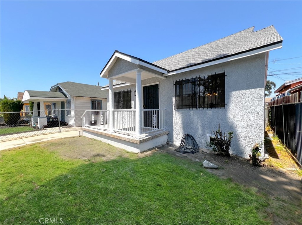 a view of a house with backyard and porch