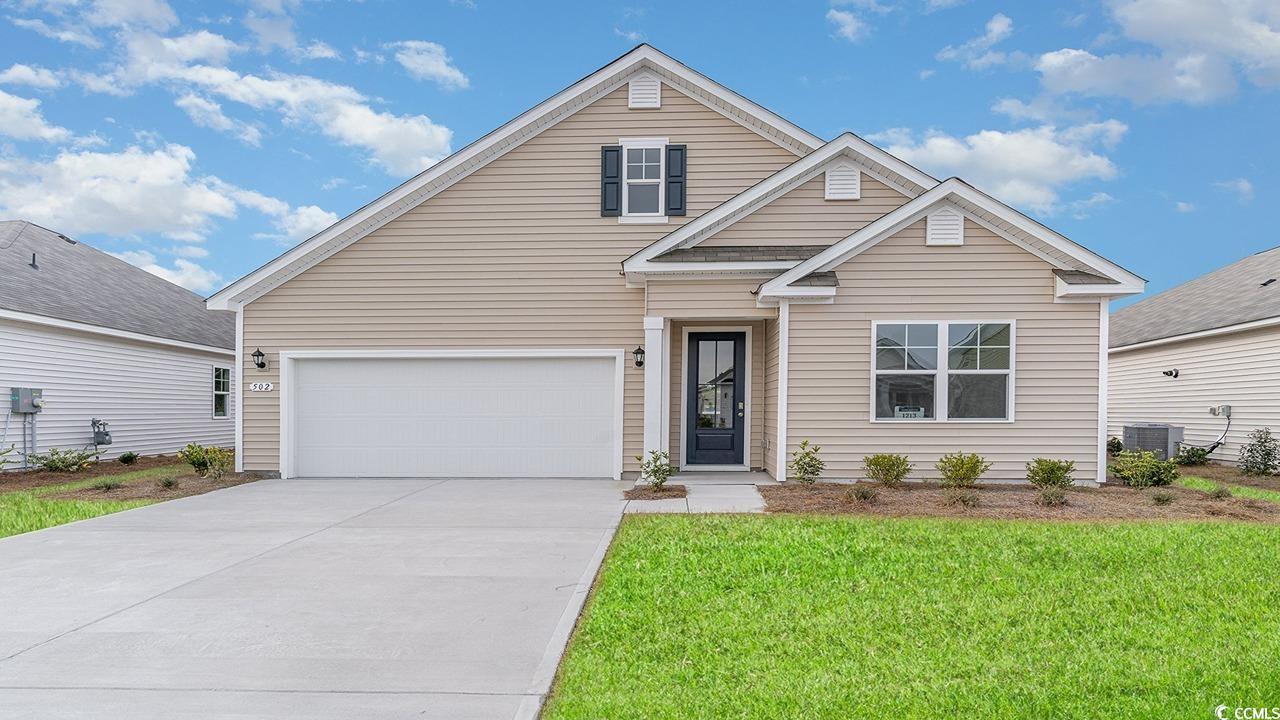 View of front of property featuring a front lawn a