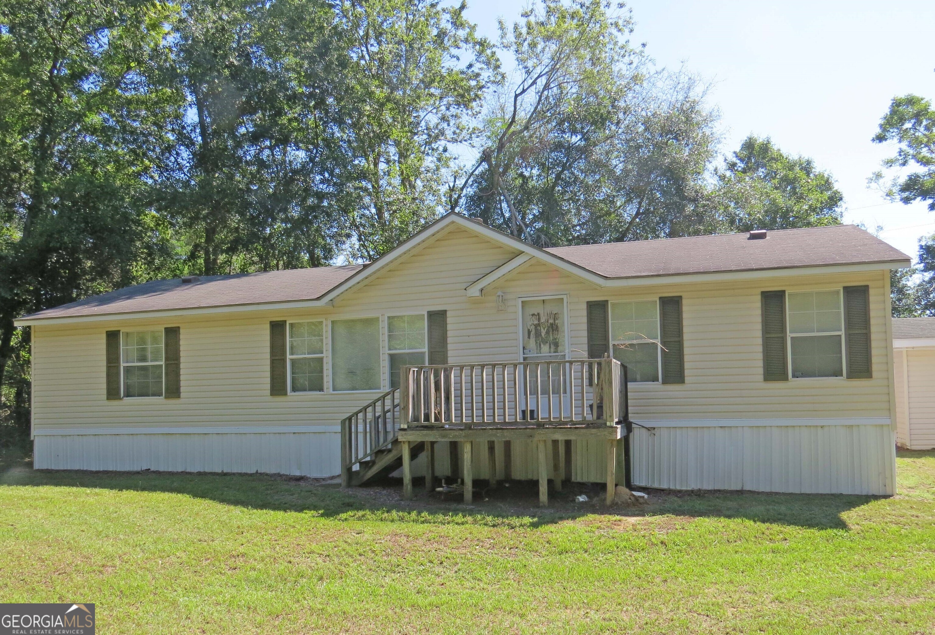 a view of a house with a yard