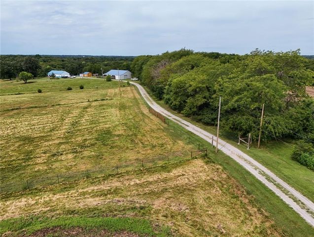 $495,000 | 5112 Northeast Estep Road | Lathrop Township - Clinton County