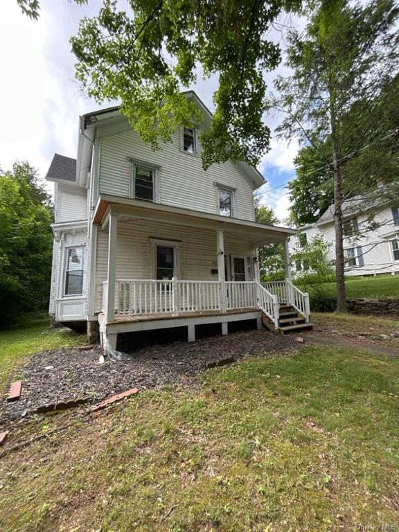 a view of a house with a yard