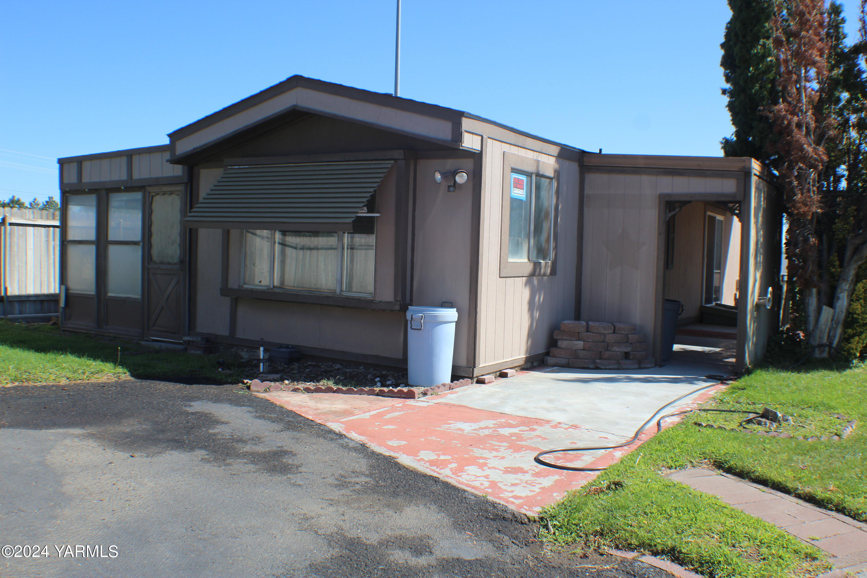 a front view of house with yard